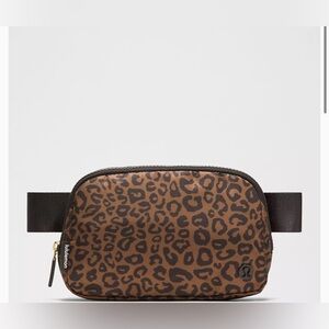 Lululemon Athletica - Everywhere Belt Bag 1L, leopard print with gold zipper